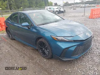 2025 Toyota Camry LE z VIN 4T1DAACK5SU060980, wystawiony jako IAAI lot #42509672 z przebiegiem 18 055 mil mil oraz . Historia ofert i sprzedaży dostępna na DreamBid. Obrazek 1.