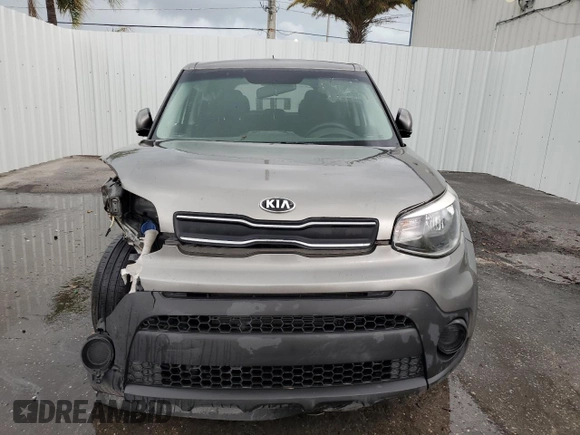 2019 Kia Soul z VIN KNDJN2A24K7682568, wystawiony jako Copart lot #58391635 z przebiegiem 47 493 mil mil oraz Czysty tytuł • Clean title. Historia ofert i sprzedaży dostępna na DreamBid. Obrazek 5.