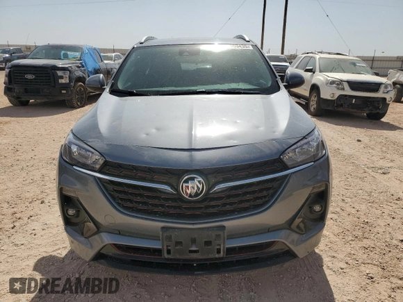 2022 Buick Encore GX Select z VIN KL4MMDSL2NB116455, wystawiony jako Copart lot #54959435 z przebiegiem 63 920 mil mil oraz Czysty tytuł • Clean title. Historia ofert i sprzedaży dostępna na DreamBid. Obrazek 5.