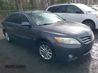 2011 Toyota Camry LE z VIN 4T1BF3EK4BU227413, wystawiony jako IAAI lot #41899265 z przebiegiem 137 428 mil mil oraz . Historia ofert i sprzedaży dostępna na DreamBid. Obrazek 1.