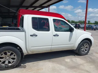2021 Nissan Frontier SV z VIN 1N6ED0EA7MN705315, wystawiony jako IAAI lot #42080403 z przebiegiem 44 031 mil mil oraz . Historia ofert i sprzedaży dostępna na DreamBid. Obrazek 13.