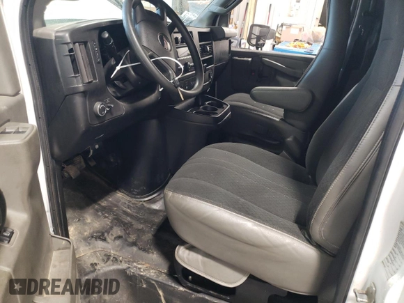 2020 GMC Savana Cargo z VIN 1GTW7AFG1L1220424, wystawiony jako Copart lot #43841725 z przebiegiem 79 099 mil mil oraz Szkody całkowita. Historia ofert i sprzedaży dostępna na DreamBid. Obrazek 8.