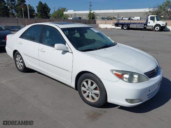 2004 Toyota Camry LE with VIN 4T1BF30K94U076420, listed as a IAAI auction lot 42012570 with 232,474 mi miles. Bid and sale history available at carsss.com. Image 1.