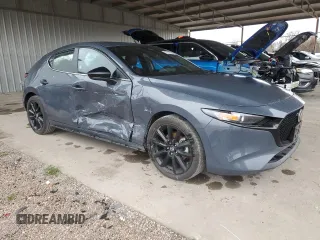 2024 Mazda 3 S Carbon Edition z VIN JM1BPBLM2R1709549, wystawiony jako Copart lot #46490235 z przebiegiem 32 448 mil mil oraz Szkoda całkowita • Salvage title. Historia ofert i sprzedaży dostępna na DreamBid. Obrazek 4.