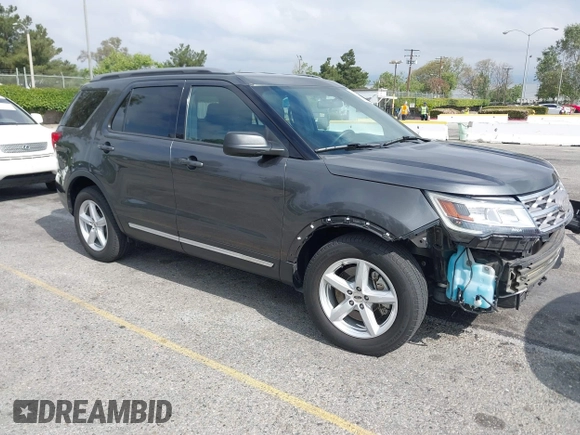 2018 Ford Explorer XLT z VIN 1FM5K7D82JGB56585, wystawiony jako IAAI lot #42129728 z przebiegiem 39 007 mil mil oraz . Historia ofert i sprzedaży dostępna na DreamBid. Obrazek 1.