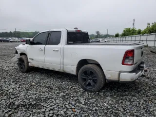 2021 Ram 1500 Big Horn z VIN 1C6SRFBT6MN573722, wystawiony jako Copart lot #56175575 z przebiegiem 141 115 mil mil oraz Szkoda całkowita • Salvage title. Historia ofert i sprzedaży dostępna na DreamBid. Obrazek 2.