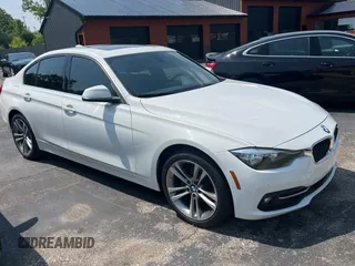 2017 BMW 3 Series 330i z VIN WBA8B9G3XHNU56519, wystawiony jako Copart lot #60126885 z przebiegiem 70 892 mil mil oraz Czysty tytuł • Clean title. Historia ofert i sprzedaży dostępna na DreamBid. Obrazek 1.