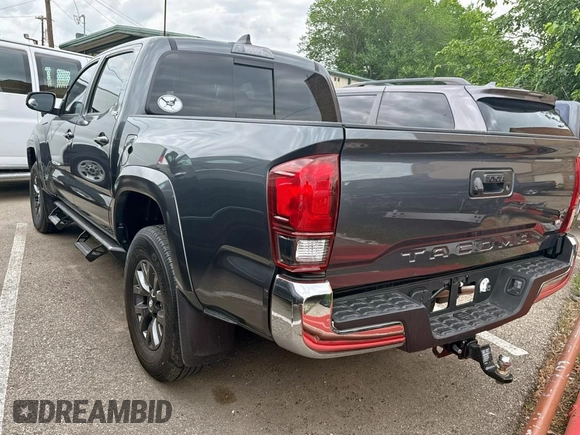 2023 Toyota Tacoma SR5 z VIN 3TMAZ5CN2PM196688, wystawiony jako Copart lot #58993285 z przebiegiem 4331 mil mil oraz Szkody całkowita. Historia ofert i sprzedaży dostępna na DreamBid. Obrazek 3.