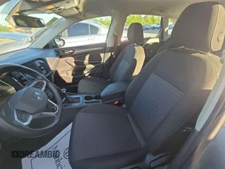 2024 Volkswagen Jetta S z VIN 3VW5M7BU3RM054029, wystawiony jako IAAI lot #42809045 z przebiegiem 22 859 mil mil oraz . Historia ofert i sprzedaży dostępna na DreamBid. Obrazek 7.