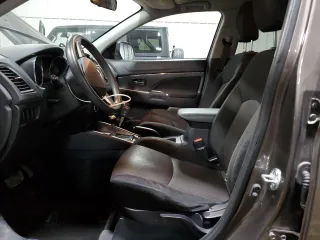 2018 Mitsubishi Outlander ES z VIN JA4AR3AU0JU018239, wystawiony jako Copart lot #50518885 z przebiegiem 128 351 mil mil oraz Szkoda całkowita • Salvage title. Historia ofert i sprzedaży dostępna na DreamBid. Obrazek 7.