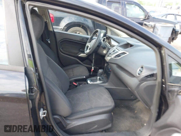 2013 Ford Fiesta SE z VIN 3FADP4EJ0DM149488, wystawiony jako IAAI lot #42373815 z przebiegiem 195 835 mil mil oraz . Historia ofert i sprzedaży dostępna na DreamBid. Obrazek 5.