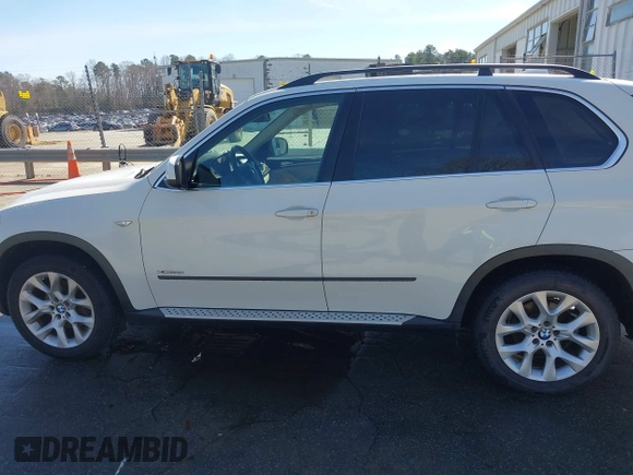 2013 BMW X5 xDrive35i z VIN 5UXZV4C5XD0B10732, wystawiony jako IAAI lot #41576548 z przebiegiem 131 237 mil mil oraz . Historia ofert i sprzedaży dostępna na DreamBid. Obrazek 14.