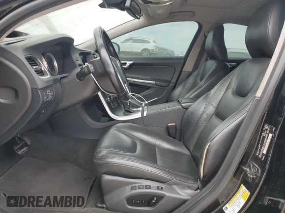2013 Volvo S60 T5 Premier z VIN YV1612FS1D2207965, wystawiony jako Copart lot #53524305 z przebiegiem 142 117 mil mil oraz Czysty tytuł • Clean title. Historia ofert i sprzedaży dostępna na DreamBid. Obrazek 7.
