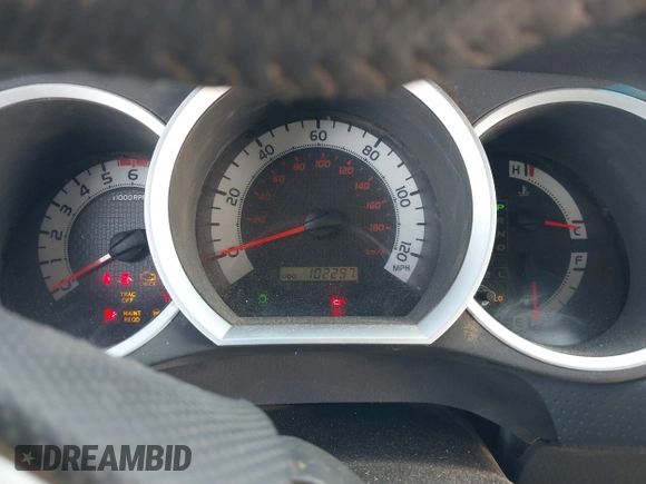 2015 Toyota Tacoma z VIN 3TMLU4ENXFM206669, wystawiony jako IAAI lot #41323365 z przebiegiem 102 297 mil mil oraz . Historia ofert i sprzedaży dostępna na DreamBid. Obrazek 7.