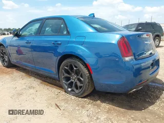 2020 Chrysler 300 S z VIN 2C3CCABG7LH188735, wystawiony jako IAAI lot #42051069 z przebiegiem 83 536 mil mil oraz . Historia ofert i sprzedaży dostępna na DreamBid. Obrazek 3.