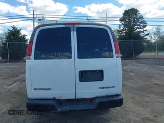 2000 Chevrolet City Express Cargo z VIN 1GCGG25R7Y1274024, wystawiony jako IAAI lot #42052774 z przebiegiem Nie podano mil oraz . Historia ofert i sprzedaży dostępna na DreamBid. Obrazek 16.
