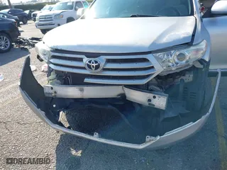 2011 Toyota Highlander with VIN 5TDZK3EH4BS039725, listed as a IAAI auction lot 41434516 with 220,992 mi miles. Bid and sale history available at carsss.com. Image 6.