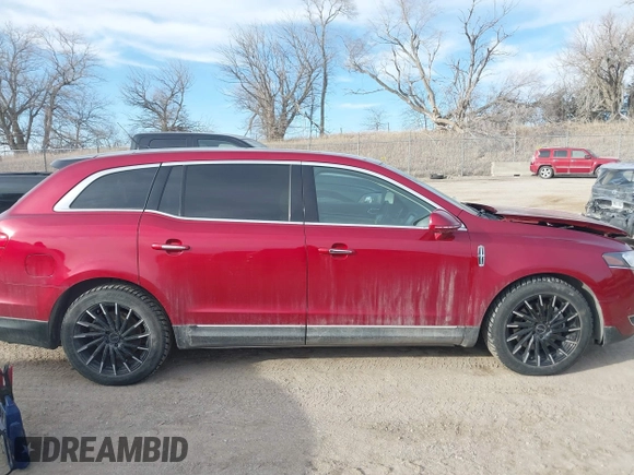 2014 Lincoln MKT EcoBoost z VIN 2LMHJ5ATXEBL58430, wystawiony jako IAAI lot #41657571 z przebiegiem 58 502 mil mil oraz . Historia ofert i sprzedaży dostępna na DreamBid. Obrazek 13.