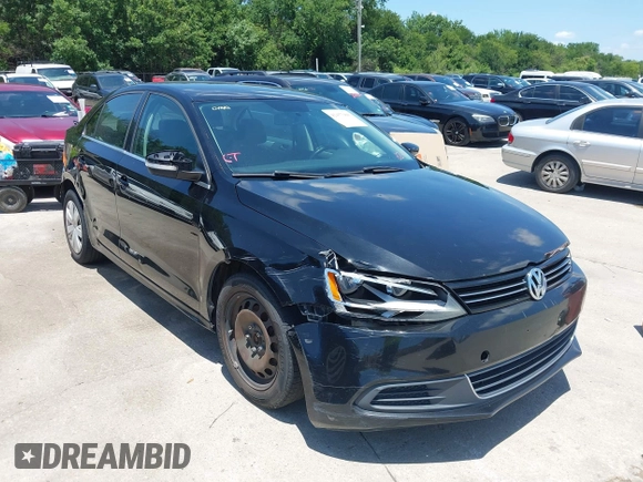 2013 Volkswagen Jetta SE z VIN 3VWDX7AJ8DM256805, wystawiony jako IAAI lot #42457900 z przebiegiem 236 442 mil mil oraz . Historia ofert i sprzedaży dostępna na DreamBid. Obrazek 6.