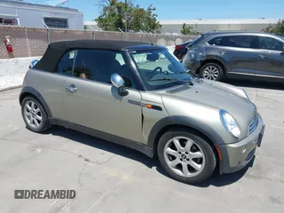 2008 MINI Convertible z VIN WMWRF33588TG19177, wystawiony jako IAAI lot #42541716 z przebiegiem 82 273 mil mil oraz . Historia ofert i sprzedaży dostępna na DreamBid. Obrazek 1.