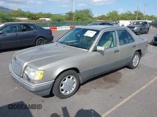 1995 Mercedes-Benz 400 with VIN WDBEA34E8SC205155, listed as a IAAI auction lot 41399651 with 255,593 mi miles. Bid and sale history available at carsss.com. Image 2.