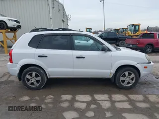2006 Hyundai Tucson GL with VIN KM8JM12BX6U467288, listed as a IAAI auction lot 41679827 with 146,973 mi miles. Bid and sale history available at carsss.com. Image 14.
