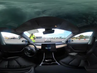 2018 Tesla Model 3 Long Range Battery z VIN 5YJ3E1EA6JF160859, wystawiony jako IAAI lot #42149636 z przebiegiem 81 159 mil mil oraz . Historia ofert i sprzedaży dostępna na DreamBid. Obrazek 18.