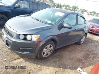 2013 Chevrolet Sonic LS z VIN 1G1JA5SG4D4126703, wystawiony jako IAAI lot #42719108 z przebiegiem 158 750 mil mil oraz . Historia ofert i sprzedaży dostępna na DreamBid. Obrazek 2.