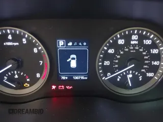 2018 Hyundai Tucson SE z VIN KM8J2CA44JU657178, wystawiony jako IAAI lot #42157871 z przebiegiem 130 715 mil mil oraz . Historia ofert i sprzedaży dostępna na DreamBid. Obrazek 7.