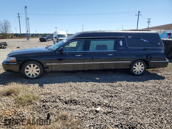 2003 Lincoln Town Car z VIN 1LJFM81WX3Y681139, wystawiony jako Copart lot #49991105 z przebiegiem 85 206 mil mil oraz Czysty tytuł • Clean title. Historia ofert i sprzedaży dostępna na DreamBid. Obrazek 2.