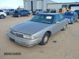 1996 Oldsmobile 98 Regency Elite Series I - 1SB z VIN 1G3CX52K6T4300949, wystawiony jako IAAI lot #42437137 z przebiegiem 152 687 mil mil oraz . Historia ofert i sprzedaży dostępna na DreamBid. Obrazek 2.