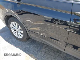 2019 Volkswagen Tiguan S с VIN 3VV1B7AX0KM027381, выставлен на аукционе IAAI как лот 42332275 с пробегом 48 632 миль миль и . История ставок и продаж доступна на DreamBid. Изображение 6.