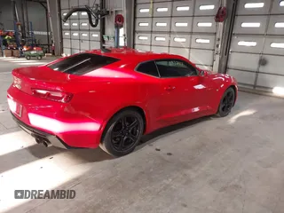 2018 Chevrolet Camaro 1LT z VIN 1G1FB1RS1J0110368, wystawiony jako IAAI lot #41972917 z przebiegiem 104 105 mil mil oraz . Historia ofert i sprzedaży dostępna na DreamBid. Obrazek 4.