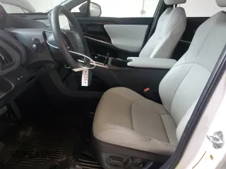 2023 Toyota bZ4X XLE z VIN JTMABACA4PA021222, wystawiony jako Copart lot #50700705 z przebiegiem 14 750 mil mil oraz Szkoda całkowita • Salvage title. Historia ofert i sprzedaży dostępna na DreamBid. Obrazek 7.
