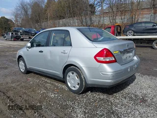 2008 Nissan Versa S z VIN 3N1BC11E78L371643, wystawiony jako IAAI lot #41698980 z przebiegiem 82 127 mil mil oraz . Historia ofert i sprzedaży dostępna na DreamBid. Obrazek 3.
