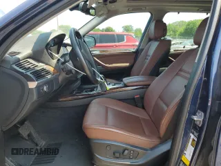 2013 BMW X5 xDrive35i z VIN 5UXZV4C58D0E02928, wystawiony jako Copart lot #58562655 z przebiegiem 85 037 mil mil oraz Szkoda całkowita • Salvage title. Historia ofert i sprzedaży dostępna na DreamBid. Obrazek 7.