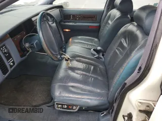 1994 Cadillac Fleetwood z VIN 1G6DW52PXRR717413, wystawiony jako Copart lot #84355464 z przebiegiem 143 507 mil mil oraz Tytuł czysty. Historia ofert i sprzedaży dostępna na DreamBid. Obrazek 7.
