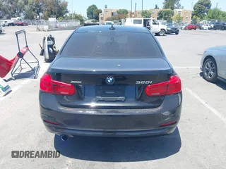2016 BMW 3 Series 320i xDrive z VIN WBA8E5G55GNT94401, wystawiony jako IAAI lot #42544549 z przebiegiem 79 318 mil mil oraz . Historia ofert i sprzedaży dostępna na DreamBid. Obrazek 16.