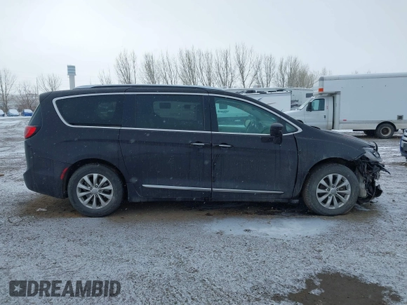 2018 Chrysler Pacifica Touring L Plus z VIN 2C4RC1EGXJR261251, wystawiony jako IAAI lot #41180745 z przebiegiem 82 548 mil mil oraz . Historia ofert i sprzedaży dostępna na DreamBid. Obrazek 13.