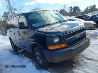 2008 Chevrolet City Express Cargo z VIN 1GCHG35KX81101935, wystawiony jako IAAI lot #41670326 z przebiegiem 262 108 mil mil oraz . Historia ofert i sprzedaży dostępna na DreamBid. Obrazek 1.