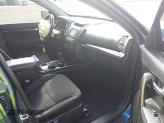 2014 Kia Sorento LX with VIN 5XYKT4A6XEG510139, listed as a IAAI auction lot 40438670 with 155,854 mi miles. Bid and sale history available at carsss.com. Image 5.
