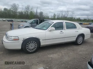 2005 Lincoln Town Car Signature z VIN 1LNHM81W75Y651123, wystawiony jako Copart lot #57106815 z przebiegiem 156 275 mil mil oraz Tytuł czysty. Historia ofert i sprzedaży dostępna na DreamBid. Obrazek 1.