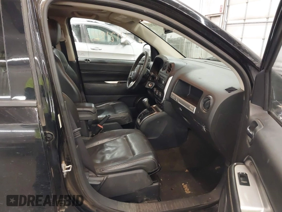 2017 Jeep Compass Latitude z VIN 1C4NJDEB7HD153516, wystawiony jako IAAI lot #41218713 z przebiegiem 132 234 mil mil oraz . Historia ofert i sprzedaży dostępna na DreamBid. Obrazek 5.