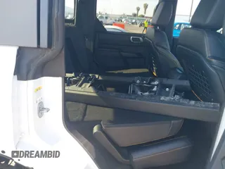 2024 Ford Bronco Badlands z VIN 1FMEE9BP5RLA09693, wystawiony jako IAAI lot #42146875 z przebiegiem 5 806 mil mil oraz . Historia ofert i sprzedaży dostępna na DreamBid. Obrazek 8.