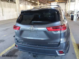 2017 Toyota Highlander Limited with VIN 5TDDZRFH6HS421769, listed as a IAAI auction lot 40526495 with 134,608 mi miles. Bid and sale history available at carsss.com. Image 17.