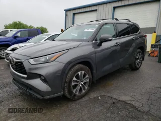 2022 Toyota Highlander XLE z VIN 5TDHZRBH7NS232163, wystawiony jako Copart lot #56971095 z przebiegiem 76 663 mil mil oraz Szkoda całkowita • Salvage title. Historia ofert i sprzedaży dostępna na DreamBid. Obrazek 1.