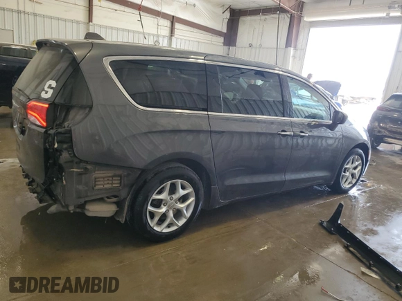 2018 Chrysler Pacifica Touring Plus with VIN 2C4RC1FG5JR122837, listed as a Copart auction lot 58764525 with 136,820 mi miles and Clean title. Bid and sale history available at DreamBid. Image 3.