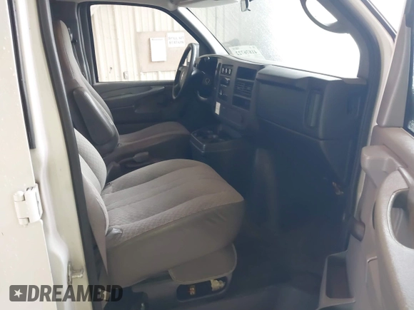 2009 Chevrolet Express Cargo z VIN 1GCFG15X091101256, wystawiony jako IAAI lot #41876722 z przebiegiem 205 406 mil mil oraz . Historia ofert i sprzedaży dostępna na DreamBid. Obrazek 5.
