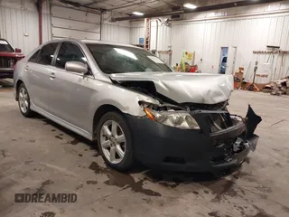 2009 Toyota Camry LE z VIN 4T1BK46K39U583300, wystawiony jako IAAI lot #41082638 z przebiegiem 242 298 mil mil oraz . Historia ofert i sprzedaży dostępna na DreamBid. Obrazek 1.