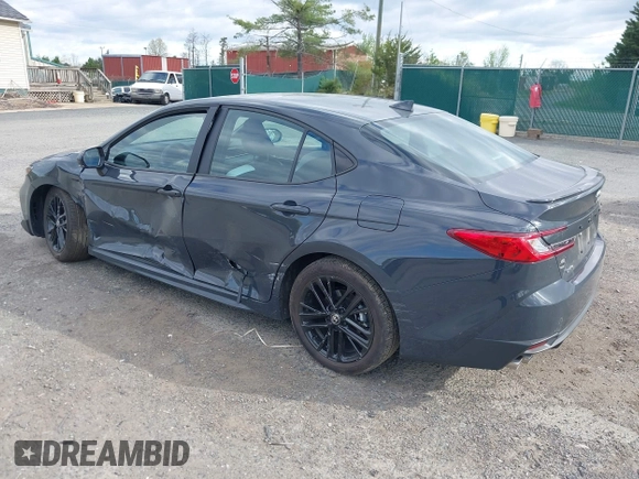 2025 Toyota Camry LE z VIN 4T1DAACK8SU111520, wystawiony jako IAAI lot #42045956 z przebiegiem 5 519 mil mil oraz . Historia ofert i sprzedaży dostępna na DreamBid. Obrazek 3.